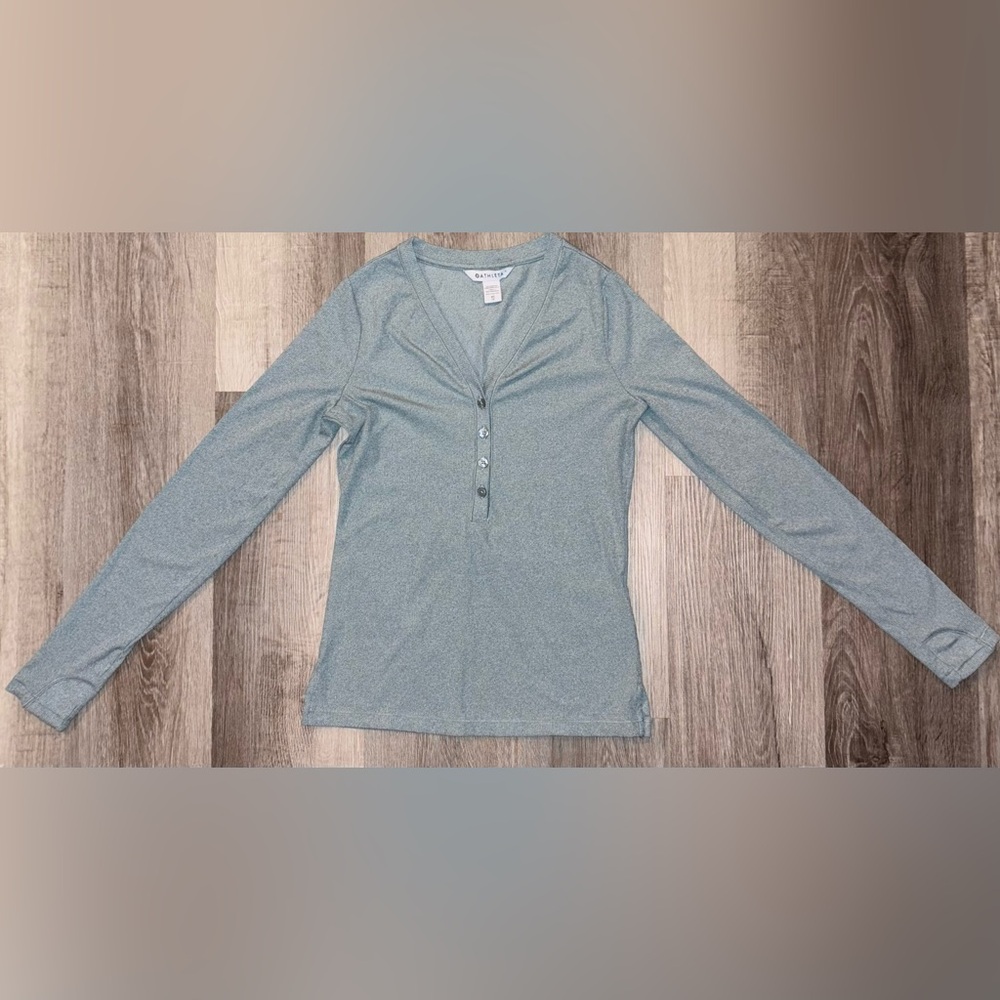 Athleta Light green V-Neck long sleeve shirt